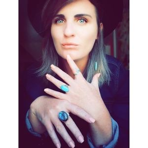 Meet your Posher, Hilary